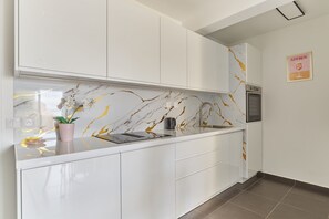 Fridge, microwave, oven, coffee/tea maker - Bellerive - 10min de l'Aéroport de Marseille (Vitrolles)