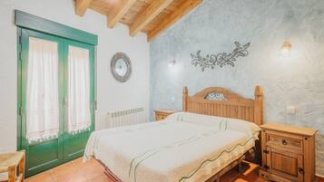 3 dormitorios, tabla de planchar con plancha, ropa de cama
