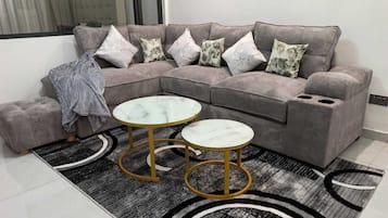 Deluxe Apartment, City View | Living area