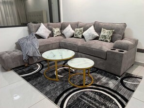 ดีลักซ์อพาร์ทเมนท์, วิวเมือง | บริเวณนั่งเล่น