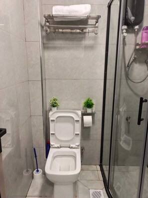 ดีลักซ์อพาร์ทเมนท์, วิวเมือง | ห้องน้ำ