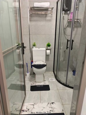 Deluxe Apartment, City View | Bilik Mandi | Kelengkapan dandanan diri percuma, selipar, tuala disediakan, sabun 