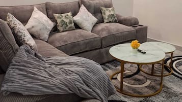 Deluxe Apartment, City View | Living area