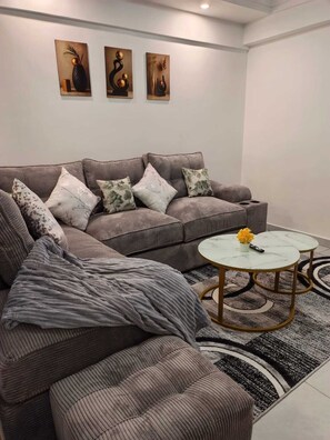 Deluxe Apartment, City View | Living area - SHANGRILA  (Nairobi)