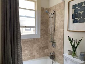 Articles de toilette écologiques, sèche-cheveux, serviettes fournies