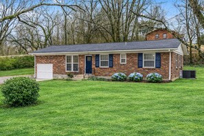 Exterior - Peaceful Home Central to Broadway, Opry & Airport (Nashville)