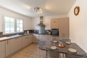 Kühlschrank, Mikrowelle, Ofen, Geschirrspüler