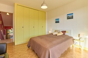 1 habitación, tabla de planchar con plancha y ropa de cama 