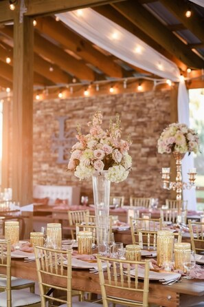 Banquet hall - Waterfront Farm Estate • Pool, Theater, Kayaks (Alva)