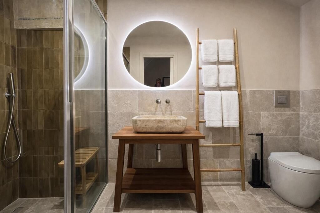 Deluxe-Doppelzimmer, Terrasse, Blick auf den Innenhof | Badezimmer