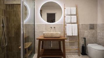 Deluxe-Doppelzimmer, Terrasse, Blick auf den Innenhof | Badezimmer