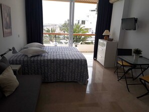 Iron/ironing board, WiFi, bed sheets - Studio Urbanization in Costa del Sol First line of Carihuela beach and Paseo de la Costa del Sol (Torremolinos)