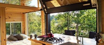 Rhya Cabin | Delightful Tiny Home with Parking