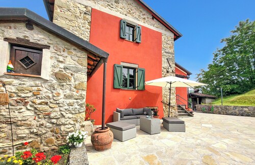 New! Villa walk to Barga!  Private Pool, Pizza Oven, Beautiful Views.