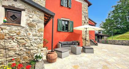 New! Villa walk to Barga! Private Pool, Pizza Oven, Beautiful Views.