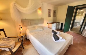 5 habitaciones, tabla de planchar con plancha y cuna de viaje 