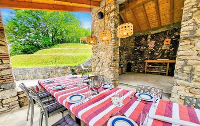 New! Villa walk to Barga! Private Pool, Pizza Oven, Beautiful Views.