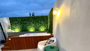 Tina de hidromasaje al aire libre