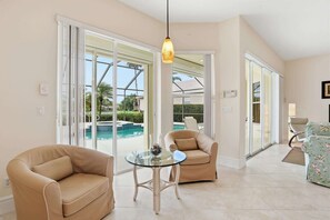 TV, offices - Naples Vineyards Living | Private Pool + Spa (Naples)