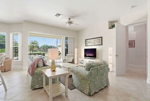 TV, offices - Naples Vineyards Living | Private Pool + Spa (Naples)