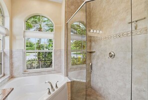 Shower, hair dryer, towels, shampoo - Naples Vineyards Living | Private Pool + Spa (Naples)