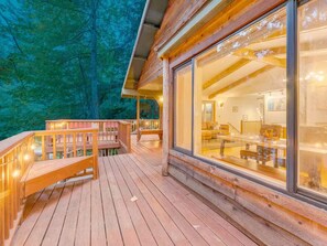 Terrace/patio - Artful Woodland Cabin Retreat- Mt. Hood Getaway (Mount Hood Village)