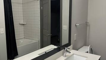 Een haardroger, handdoeken, zeep, toiletpapier