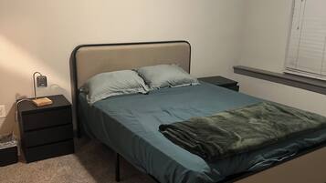 1 slaapkamer, een strijkplank/strijkijzer, internet, beddengoed