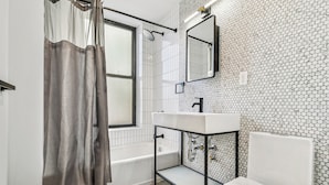 Ein Badezimmer mit einer Badewanne, Toilette und Waschbecken.