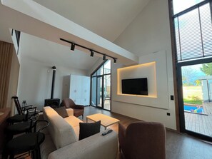 Deluxe-Villa, Poolblick | Wohnbereich