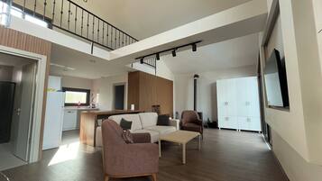 Deluxe Villa, Pool View | Living area