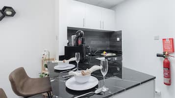 Luxury Studio, Balcony, City View | In-room dining