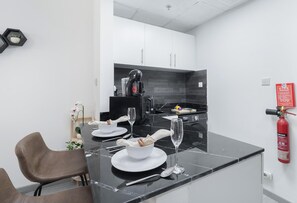 Estúdio superluxo, sacada, vista para a cidade | Opções para refeição no quarto