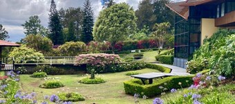 Cozy Family home-Gardens & Work-Friendly