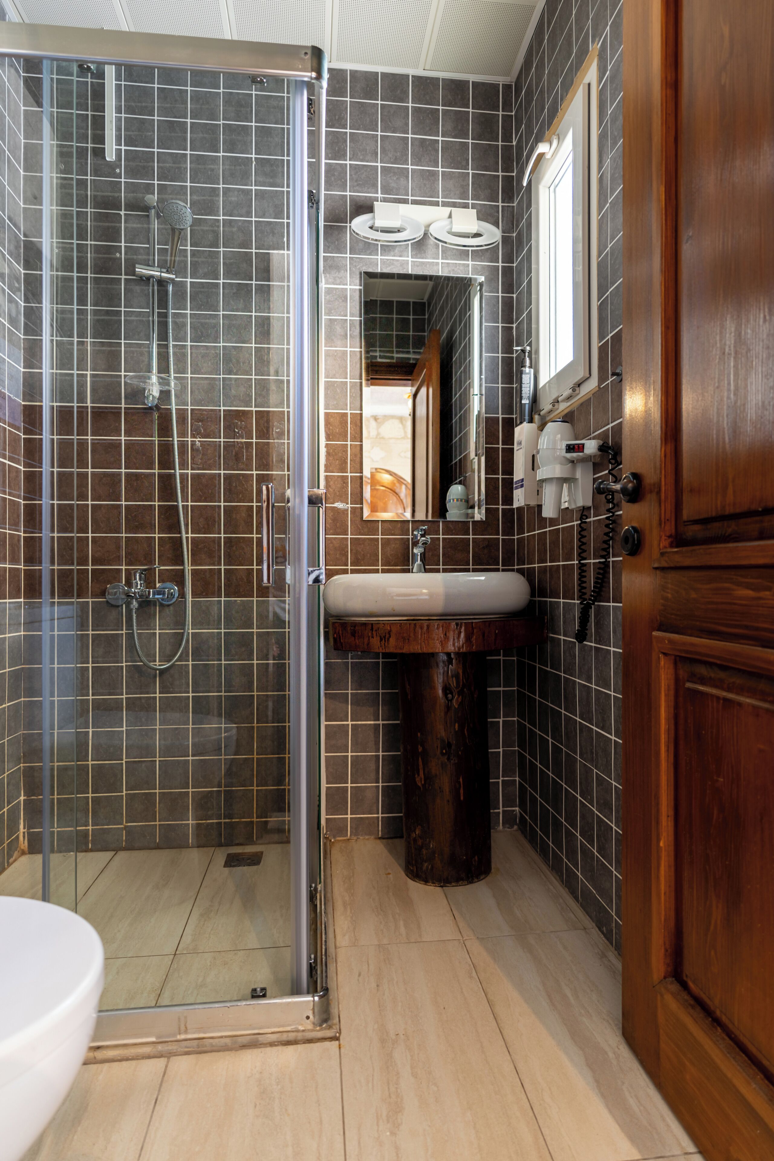 Quarto luxo | Banheiro | Chuveiro, secador de cabelo, toalhas de banho, sabonete