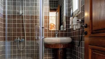 Quarto luxo | Banheiro | Chuveiro, secador de cabelo, toalhas de banho, sabonete