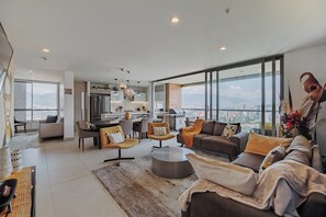 TV -  Luxury Apartment with Panoramic Views in Provenza (Medellín)