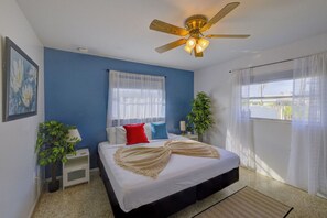 Desk, iron/ironing board, travel cot, WiFi - Chic Local Hideaway: Yard |BBQ Nights | Near Beach (Sarasota)