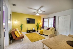 TV, stereo - Chic Sarasota Gem: Beach| BBQ |Workspace | Patio (Sarasota)