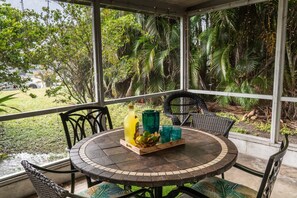 Outdoor dining - Chic Sarasota Gem: Beach • BBQ • Workspace • Patio (Sarasota)