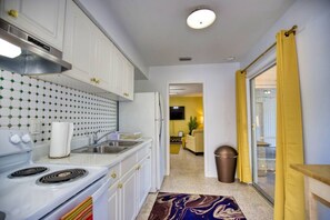 Fridge, microwave, oven, stovetop - Chic Sarasota Gem: Beach| BBQ |Workspace | Patio (Sarasota)