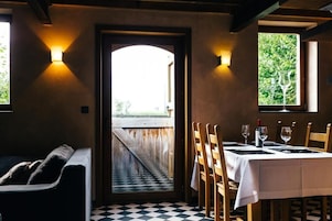 Chalet rustique, vue sur le jardin | Restauration