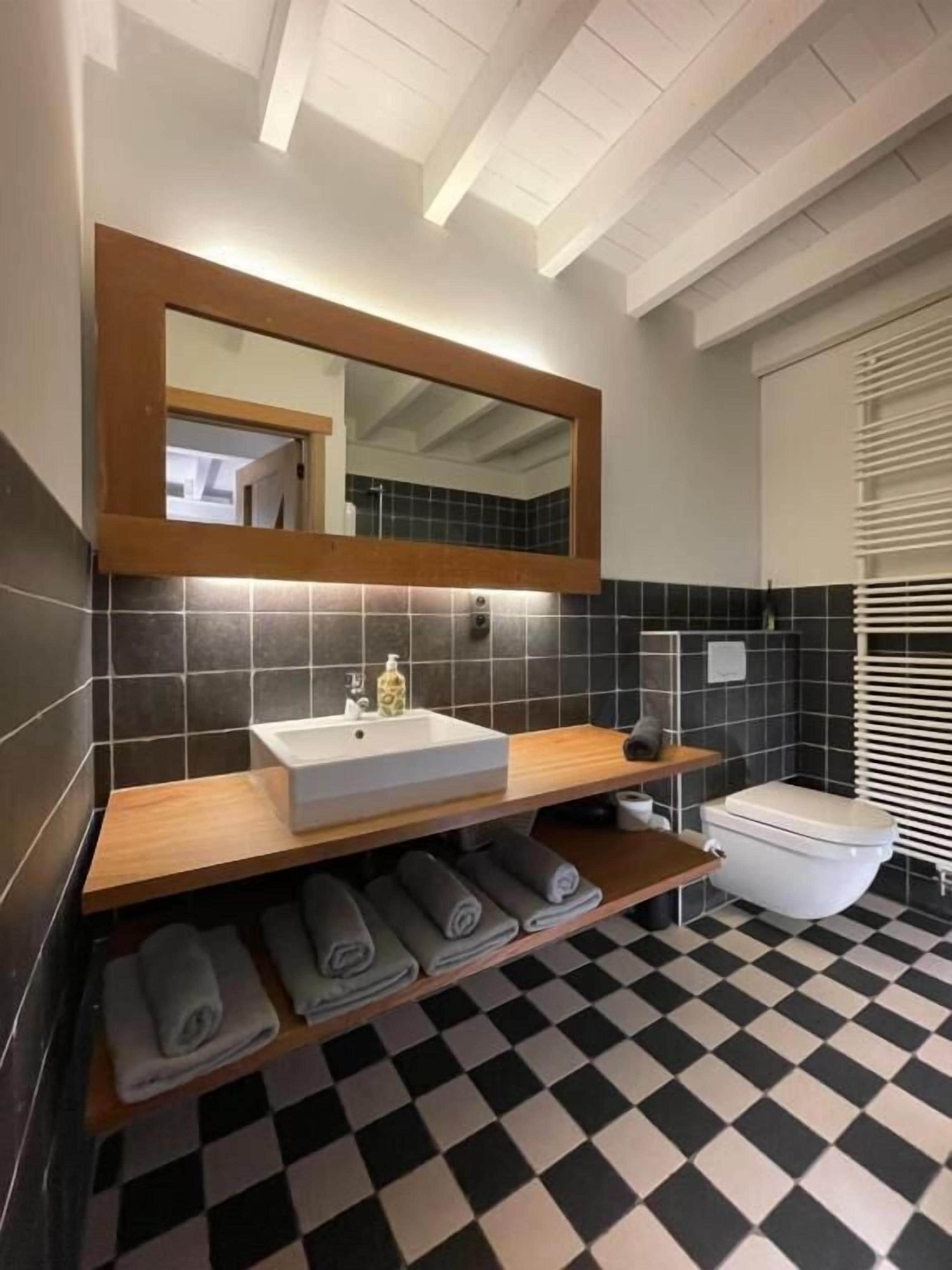 Een haardroger, vloerverwarming, handdoeken, toiletpapier
