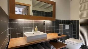 Een haardroger, vloerverwarming, handdoeken, toiletpapier