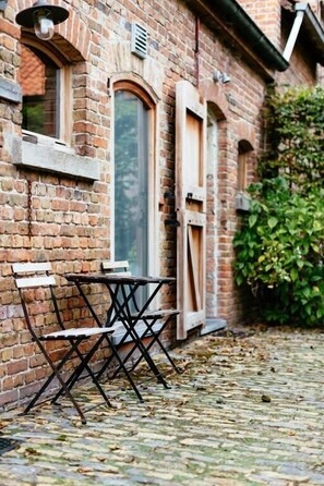 Cabaña, vista al jardín | Restaurante al aire libre