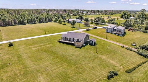 Coastal 4BR Getaway w/ Water Views, 2 Min to Brackley Beach