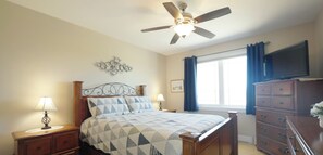4 bedrooms, iron/ironing board, travel cot, WiFi - Coastal 4BR Getaway w/ Water Views, 2 Min to Brackley Beach (Brackley Beach)