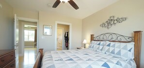 4 bedrooms, iron/ironing board, travel cot, WiFi - Coastal 4BR Getaway w/ Water Views, 2 Min to Brackley Beach (Brackley Beach)
