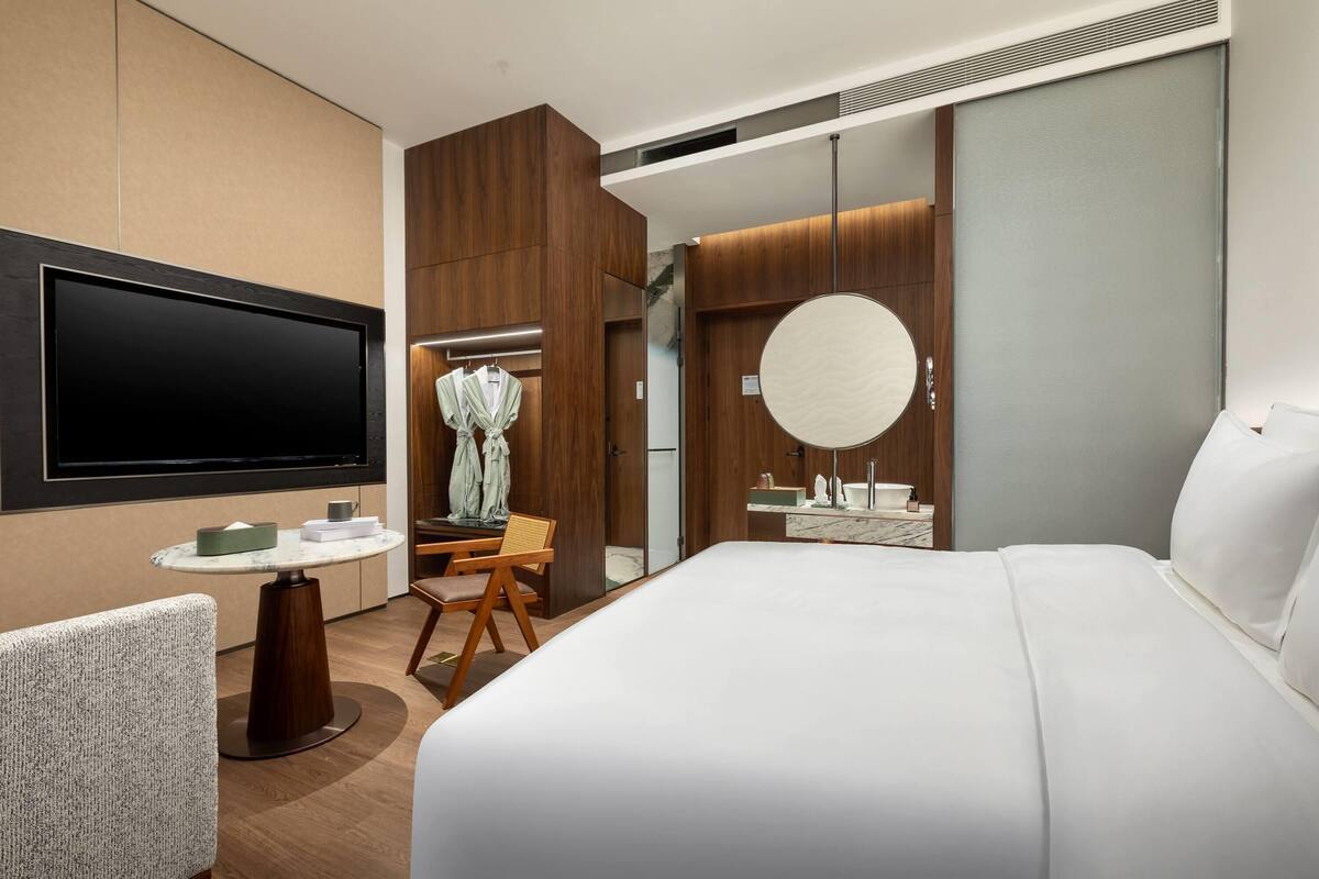 Deluxe Room, 1 King Bed, Non Smoking