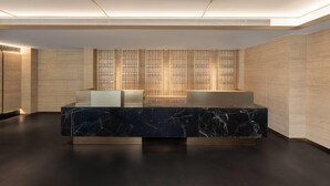 A modern reception area with a marble counter, wooden panel wall, and recessed lighting. - Days Hotel By Wyndham Lishui Liandu (Lishui)